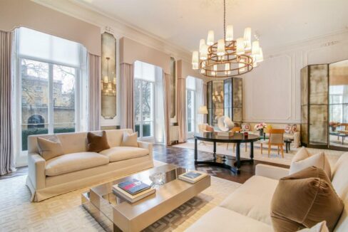 Flats for rent in Greater Kailash 1, Delhi – modern 2BHK and 3BHK apartments with prime location and easy metro access.